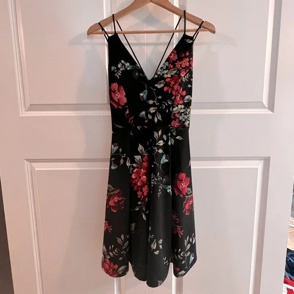 Floral print, low cut, crisscross back dress. - Picture 1 of 3